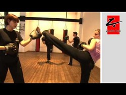 selbstverteidigung - kampfkunst - frauen kickboxen